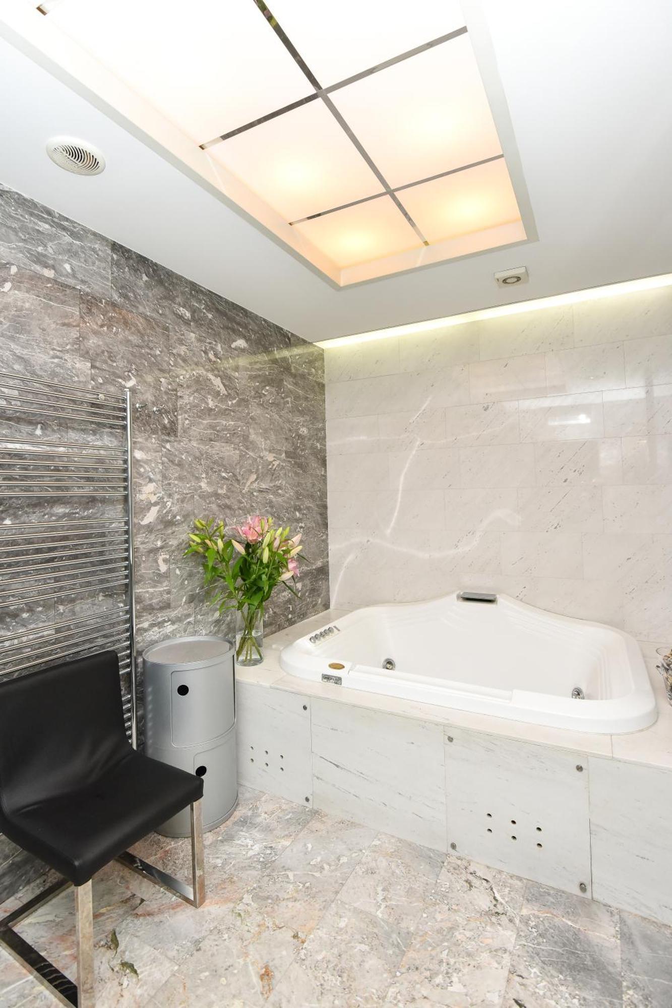 Neoclassical Luxury Apartment 卢布尔雅那 外观 照片